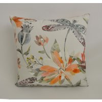 Voyage - Volatus Zimt Zarte Libellen & Reichlich Blumen Kissenbezug Handgemachter Dekokissen Designer Wohnkultur von MayEvelyneInteriors