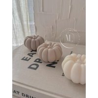 Dekorative Kerze in Kürbisform | Duftkerzen Herbstkerzen Herbst Dekor Kokosnuss Wachs-Vegan Saisonale Geschenkideen von MayalavanaArtStudio