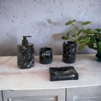 Handgemachtes Badezimmer-Set Aus Beton Mit Schwarzem Marmor Moderne Restroom-Accessoires von MaydaStudios