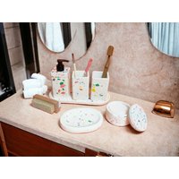 Terrazzo Badezimmer Accessoires Set Seifenspender Aus Beton, Zahnbürsten Halter von MaydaStudios