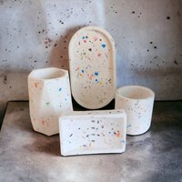 Terrazzo Badezimmer Zubehör Set Modern, Beton Zahnbürstenhalter, Minimal Bunt Seifenspender, Herbst Dekoration, Erstes Haus Geschenk von MaydaStudios