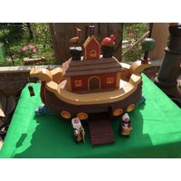 Ein Handgeschnitztes Und Handgemaltes Modell Der Arche Noah Mit Verschiedenen Figuren Tieren von MayflowerWoodCrafts