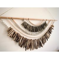 Olivgrüner Treibholz-Wandbehang Mit Tonperlen, Boho-Küsten-Wanddekor, Palmenblatt-Wandbehang, Makramee-Wandbehang von Mayluca