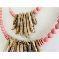 Treibholz Blush Terrakotta Ton Perle Wandbehang, Boho Küsten Wand Kunst Made To Order von Mayluca