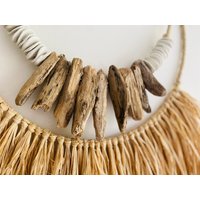 Treibholz Raffia Und Weiße Ton Perle Wandbehang, Boho Küsten Wandkunst von Mayluca