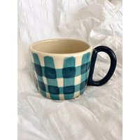 Tulip Karo Vichykaro Blau - Becher Handgefertigte, Handbemalte Keramiktasse Mit Henkel von Mayramics
