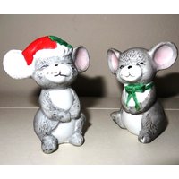 Vintage 1970Er Jahre Urlaub Mäuse Salz Und Pfefferstreuer Keramik Set Mädchen Jungen Paar Oder Mama Papa Maus Vintage 1970Er Jahre Urlaub Mäuse Salz Und Pfefferstreuer Keramik Set Mädchen Jungen Paar Oder Mama Papa Maus von Mayuls