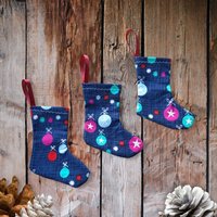 Mini Weihnachtsstrümpfe, Blau, Christbaumkugel Design, 3Er-Set von McCloysCraftyCrochet