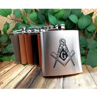 Freimaurer Symbol - Leder & Holz Gravierte 6 Unzen Flachmann Geschenk Zum Männer-/Vatertag Freimaurer Symbol - Leder & Holz Gravierte 6 Unzen Flachmann Geschenk Zum Männer-/Vatertag von McHenrysPlace