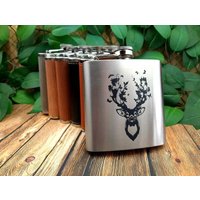 Hirsch Mit Blumen-Geweih - Metall & Holz Gravierte 6Oz Flachmann Einzigartiges Geschenk von McHenrysPlace