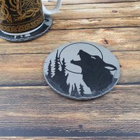 Runder Wolf Mond - Schiefer Untersetzer Mit Gravur Tolles Geschenk von McHenrysPlace