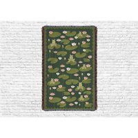 Teichfreunde | Froggie Fleecedecke Aus 100% Baumwolle Frogs & Toads Jacquard Webdecke Mit Fransen Gewebt in Den Usa von MeAndTheUniverse