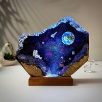 Astronaut Resin Diorama Lamp | Outer Space Earth Galaxy Scene Handmade Cosmic Led Light Gift Astronaut Resin Diorama Lamp | Outer Space Earth Galaxy Scene Handmade Cosmic Led Light Gift von MeViAtelier