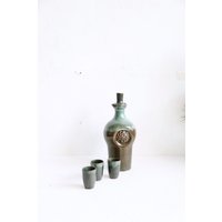 Handgemachte Türkisfarbene Keramik Karaffe Mit Tassen Glasierter Keramikkrug Handgemachte Türkisfarbene Keramik Karaffe Mit Tassen Glasierter Keramikkrug von MeadowSideVintage