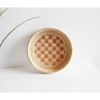 Kleiner Geflochtener Korbteller Aus Palmblättern Mit Kariertem Design Auf Der Innenseite Kleiner Geflochtener Korbteller Aus Palmblättern Mit Kariertem Design Auf Der Innenseite von MeadowSideVintage