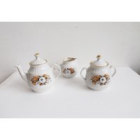 Vintage Blumen Tee-Set Rigaer Porzellanmanufaktur Māra Teekanne, Milchkännchen, Zuckerdose Vintage Blumen Tee-Set Rigaer Porzellanmanufaktur Māra Teekanne, Milchkännchen, Zuckerdose von MeadowSideVintage