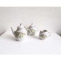 Vintage Riga Porzellan Tee-Set Florale Teekanne, Milchkännchen & Zuckerdose Vintage Riga Porzellan Tee-Set Florale Teekanne, Milchkännchen & Zuckerdose von MeadowSideVintage