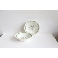 Vintage Rigaer Porzellan Suppenschüsseln Florale Goldakzente Teller, 2Er-Set von MeadowSideVintage