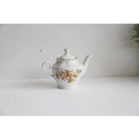 Vintage Rigaer Porzellanfabrik Fayence-Teekanne Kaffeekanne Mit Deckel Florales Vintage-Sowjetgeschirr Teekanne 1980Er Jahre Ārija Vintage Rigaer Porzellanfabrik Fayence-Teekanne Kaffeekanne Mit Deckel Florales Vintage-Sowjetgeschirr Teekanne 1980Er Jahre Ārija von MeadowSideVintage