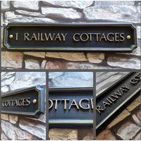 Festes Gießharz-Hausnamen -/Nummernschild Im Traditionellen Stil, Maßgefertigt Und Personalisiert, Handgemacht, Handbemalt, Verschiedene Farben von Meadowplacesigns