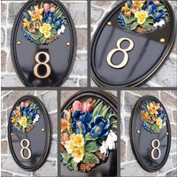 Ovales Hausnummer Schild Mit Blumenstrauß Frühlingsblumen Skulptur, Gießharz Massiv, Maßgefertigt, Handgefertigt & Handbemalt, Verschiedene von Meadowplacesigns