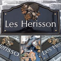 Personalisiertes Traditionelles Haus-Namensschild | Mit Handbemalter Skulptur Igel Gießharz Handgefertigt & Maßgeschneidert, Verschiedene von Meadowplacesigns