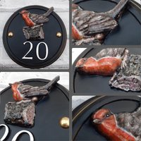 Traditionelle Personalisierte Gießharz-Nummer Hausschild Mit Einer Atemberaubenden Kleinen Rotkehlchen Skulptur, Maßangefertigt, Einzigartig von Meadowplacesigns