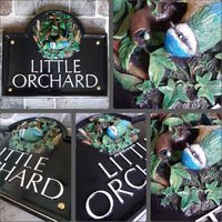Traditionelles Haus Name Bauernhof Schild | Handbemalte Blaumeise Skulptur Gießharz Personalisierte Handarbeit & Maßgeschneiderte, Verschiedene von Meadowplacesigns