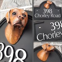 Traditionelles Haus Name Hausschild, Handbemalte Hund Labrador Skulptur, Gießharz Personalisierbar Handmade & Maßgeschneidert, Verschiedene von Meadowplacesigns