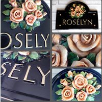 Traditionelles Haus Namensschild | Handbemalte Rosen Skulptur Festes Gießharz Personalisierte Handarbeit & Maßgeschneiderte, Verschiedene von Meadowplacesigns