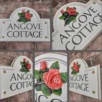 Traditionelles Haus Namensschild | Handbemalte Rosen-Skulptur Festes Gießharz Personalisierte Handarbeit & Maßgeschneiderte, Verschiedene von Meadowplacesigns