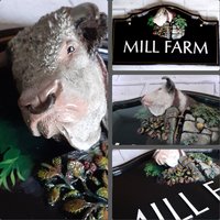 Traditionelles Haus Name Bauernhof Schild | Handbemalte Stier Skulptur Gießharz Personalisierte Handarbeit & Maßgeschneiderte, Verschiedene von Meadowplacesigns