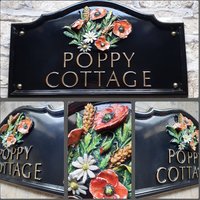 Traditionelles Haus Namensschild | Mohnblumen Skulptur Handbemalt Gießharz Personalisierte Handarbeit & Maßgeschneiderte, Verschiedene Farboptionen von Meadowplacesigns