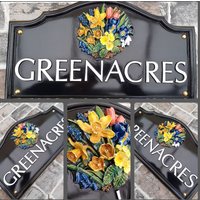 Traditionelles Haus Namensschild | Mit Handbemalter Blumen-Skulptur Gießharz Handgefertigt & Maßgeschneidert von Meadowplacesigns