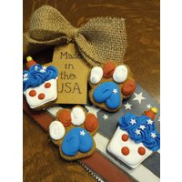 Sommer - Viertel Des Juli-Hundes Behandelt Gott-Bless-Amerika-Rot, Weiß Und Blau von MeatloafsKitchen