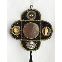 Anpassbare Erinnerungsstücke Altar Taschenaltar Handgefertigtes Originales Textilkunstwerk Anpassbare Erinnerungsstücke Altar Taschenaltar Handgefertigtes Originales Textilkunstwerk von MedullaTextiles