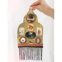 Mama Earth Wandbehang Altar Handgemachter Spiritueller Schrein Mama Earth Wandbehang Altar Handgemachter Spiritueller Schrein von MedullaTextiles