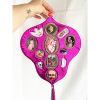 Rosa Magie Wandbehang Altar Handgemachtes Textil Kunstwerk, Selbstliebe Schrein Rosa Magie Wandbehang Altar Handgemachtes Textil Kunstwerk, Selbstliebe Schrein von MedullaTextiles