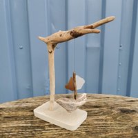 Windspiel Segelschiff Aus Treibholz Und Seeglas Von Der Insel Rügen von Meergeschenke