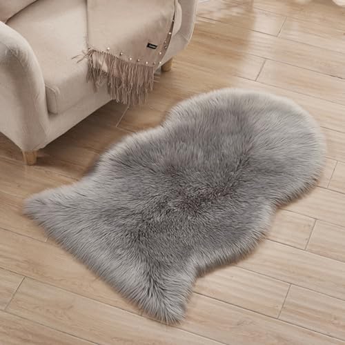 Meeteu Faux Lammfell Schaffell Teppich Kunstfell Dekofell in Super weich Lammfellimitat Teppich Longhair Fell Optik Nachahmung Wolle Bettvorleger Sofa Matte (Hellgrau, L (65 * 102 cm)) von Meeteu