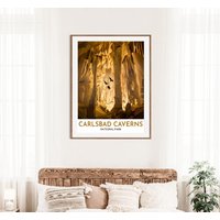 Carlsbad Caverns National Park Kunstdruck | Karlsbad Kunst Fledermäuse in Höhle New Mexico Reisekunst Moderner Grafikstil Stalaktiten Großes Zimmer Carlsbad Caverns National Park Kunstdruck | Karlsbad Kunst Fledermäuse in Höhle New Mexico Reisekunst Moderner Grafikstil Stalaktiten Großes Zimmer von MegSkibaArt