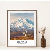 Denali Nationalpark Kunstdruck | Alaska Kunst Karibu Und Berg Reise Poster Moderner Grafikstil von MegSkibaArt