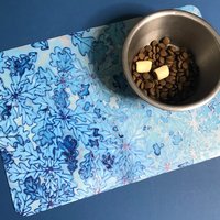 Eisblau Eichenblatt Haustierfutter Matte - Hellblaue Waschbare Fressmatte von MeikieDesigns