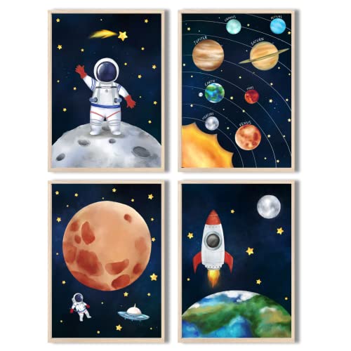 MeinBaby123® Kinderzimmer Poster Astronaut | 4er Set Poster DIN A4 | Weltall Raketen Planeten | Kinderzimmer Deko Mädchen Junge | Babyzimmer | Wandposter Premium (Astronaut V3) von MeinBaby123