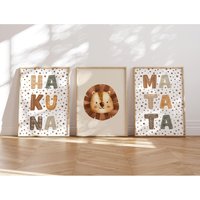 Meinbaby123® 3Er Set Din A4 Bilder Kinderzimmer | Poster Deko Babyzimmer Tier Wandbilder | Hakuna Matata A4 von MeinBaby123Shop