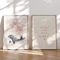 Süßer Wal Poster Kinderzimmer 2Er Set Din A2 Mit Spruch "Du Bist Unser Kleines Wunder" | Bilder Mädchen, Deko Girl Süßer Wal Poster Kinderzimmer 2Er Set Din A2 Mit Spruch "Du Bist Unser Kleines Wunder" | Bilder Mädchen, Deko Girl von MeinBaby123Shop