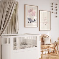 Süßer Wal Poster Kinderzimmer 2Er Set Din A2 Mit Spruch "Du Bist Unser Kleines Wunder" | Bilder Mädchen, Deko Girl Süßer Wal Poster Kinderzimmer 2Er Set Din A2 Mit Spruch "Du Bist Unser Kleines Wunder" | Bilder Mädchen, Deko Girl von MeinBaby123Shop