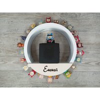 Regal Wundervoll 4 Größen Für Deine Toniebox Tonies Mit Namen Und Farbwunsch Im Zeitlosen Design Aufbewahrung Tonieregal Figuren Musikbox Regal Wundervoll 4 Größen Für Deine Toniebox Tonies Mit Namen Und Farbwunsch Im Zeitlosen Design Aufbewahrung Tonieregal Figuren Musikbox von MeinHerzDeinHerz