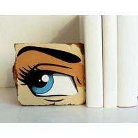 Buchstütze Bookend Ziegelstein Backstein Blaues Auge Pop Art Regaldeko Comic Upcycling, Stein Handbemalt von MeineSonnigeART