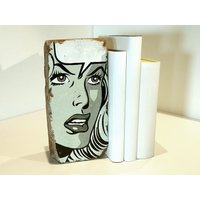 Buchstütze Bookend Ziegelstein Backstein Deko Regal Skulptur Comic Upcycling von MeineSonnigeART